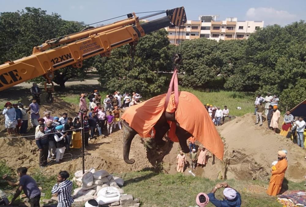 Saints and Mahavat crying on 80 year old Elephant Pawanakali Bhu Samadhi ceremony