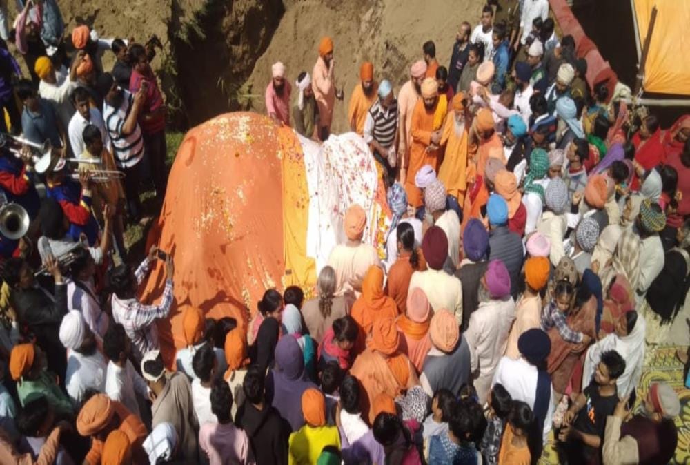 Saints and Mahavat crying on 80 year old Elephant Pawanakali Bhu Samadhi ceremony