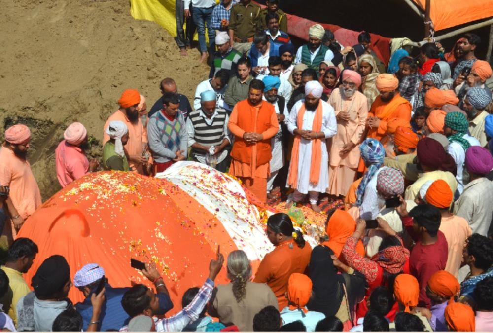 Saints and Mahavat crying on 80 year old Elephant Pawanakali Bhu Samadhi ceremony