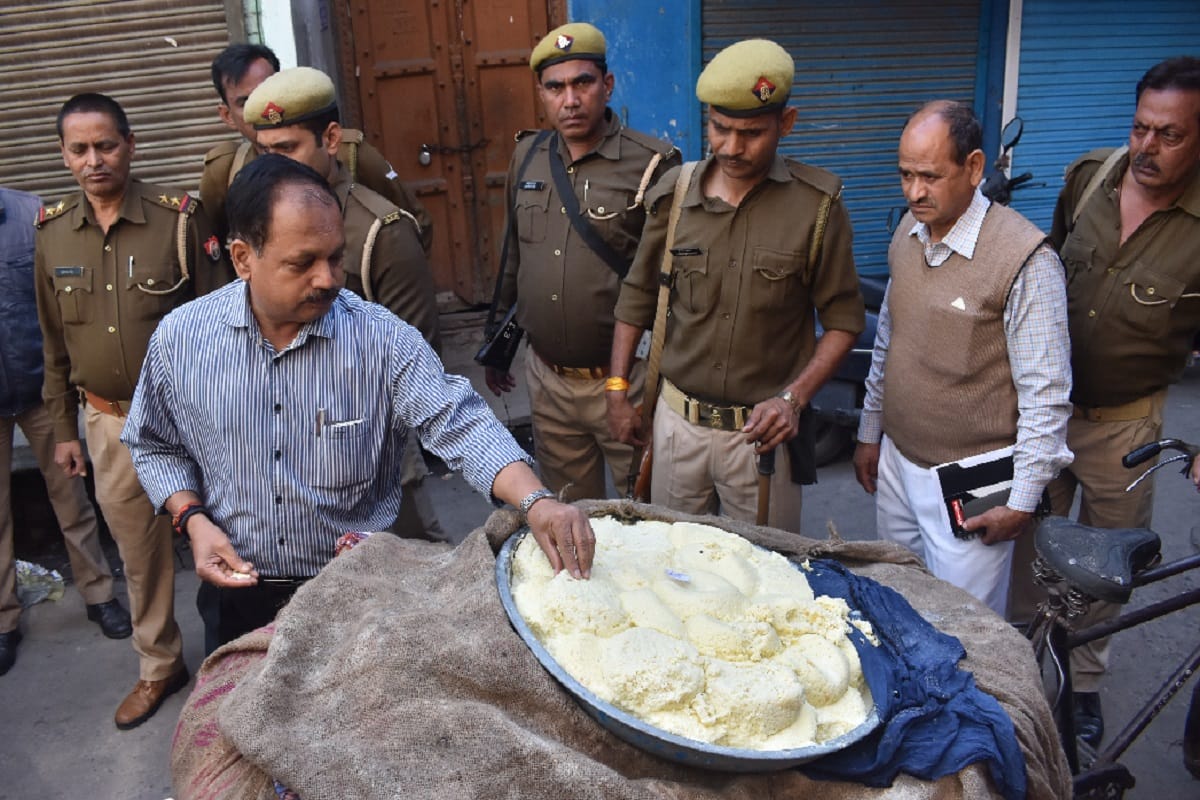 FSDA team raided and seized 549 kg of oil milk powder and destroyed 10 quintals of khoya in Meerut