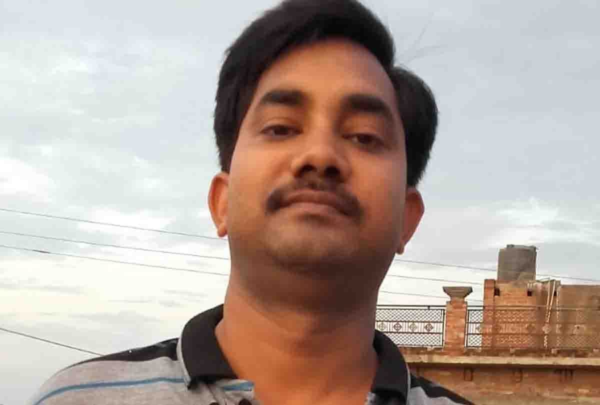 labour's son becomes review officer, found fourth place in uttar Pradesh