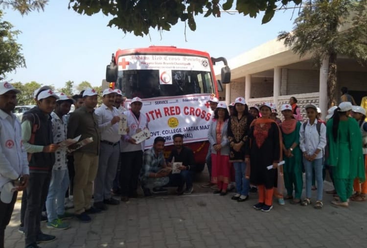 Red Cross Society Bus Encouraged College Students to Take Part in Activities