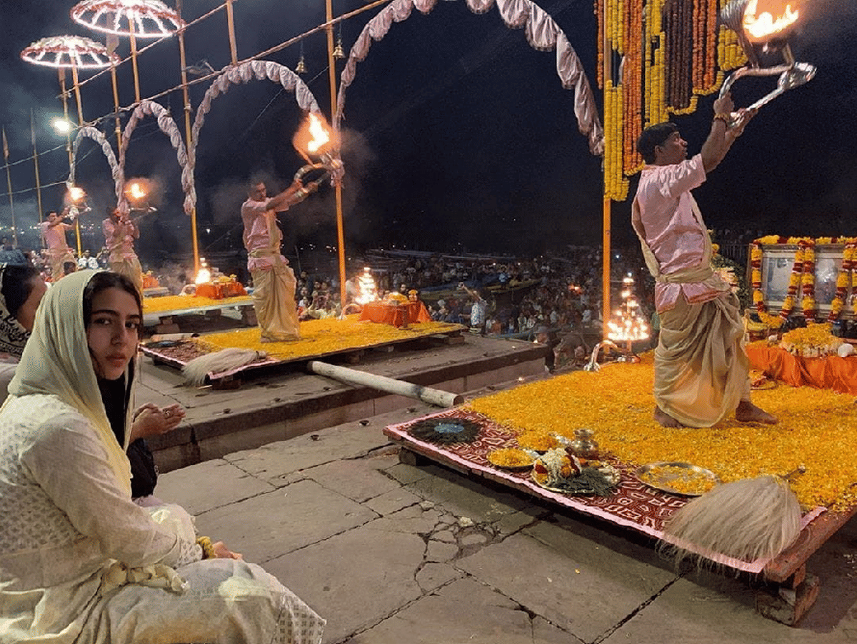 Sara ali khan ganga aarti reached varanasi atrangi re film shooting dhanush
