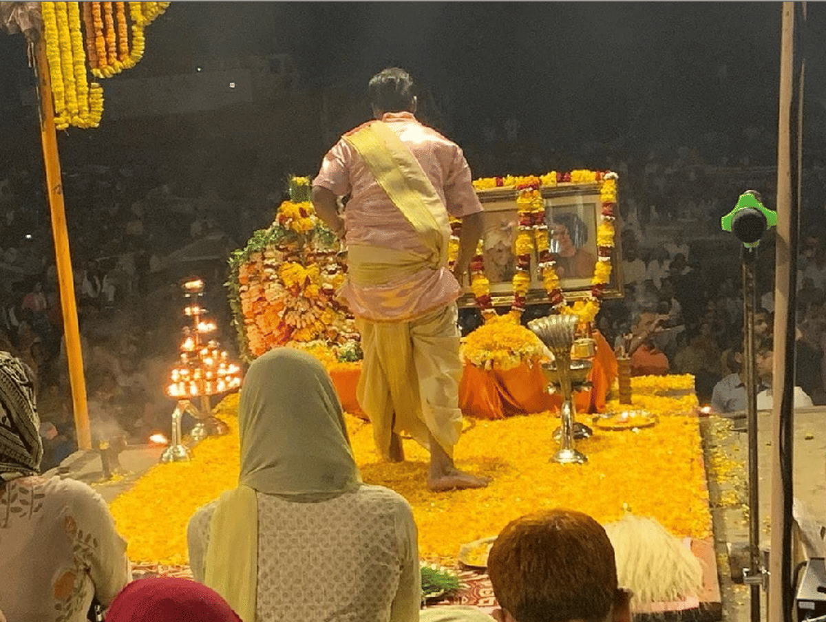 Sara ali khan ganga aarti reached varanasi atrangi re film shooting dhanush