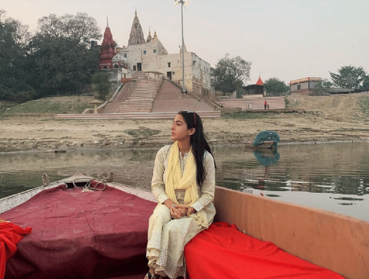Sara ali khan ganga aarti reached varanasi atrangi re film shooting dhanush