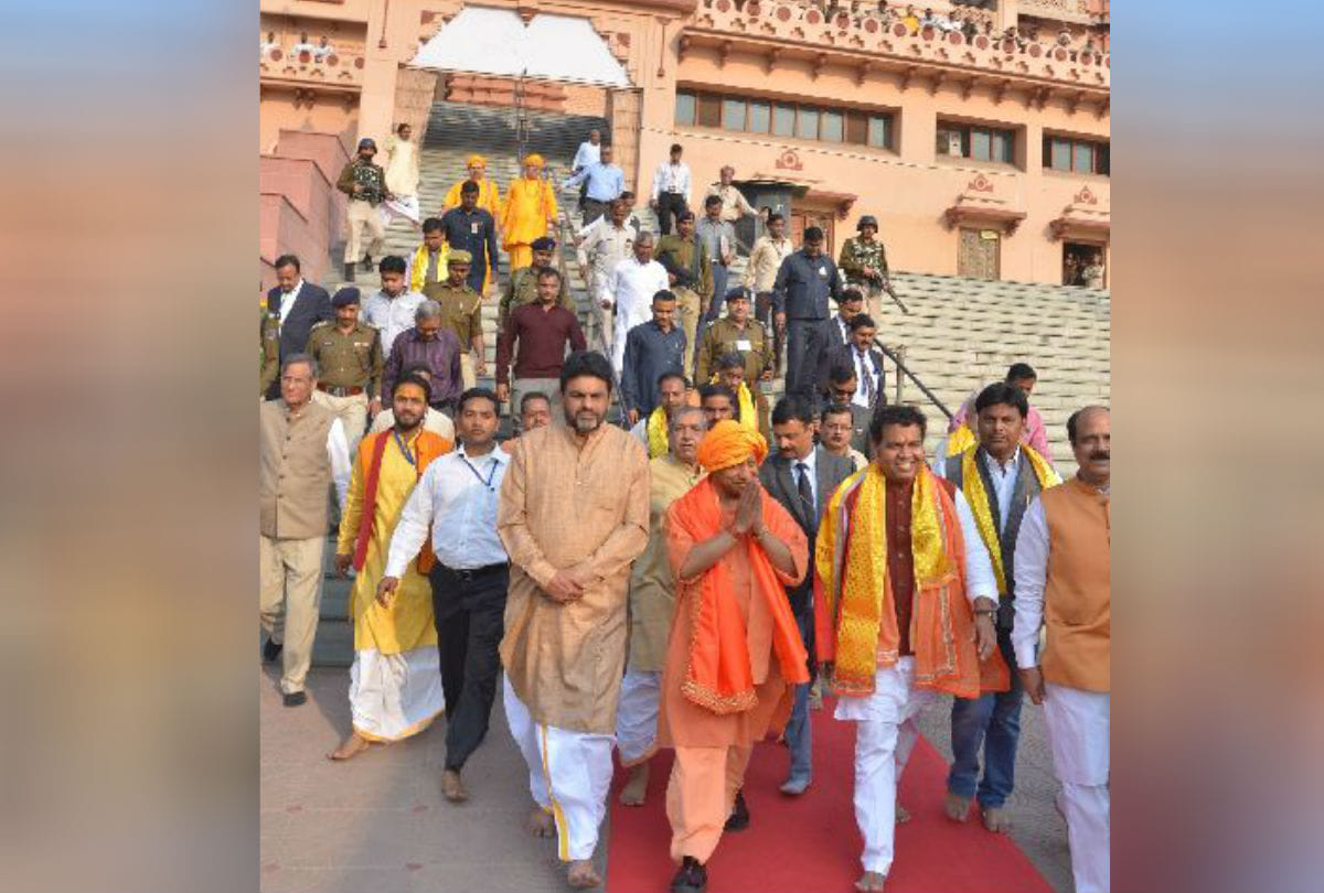 Yogi Adityanath played Holi with Thakur ji in Sri Krishna Janmasthan Mathura
