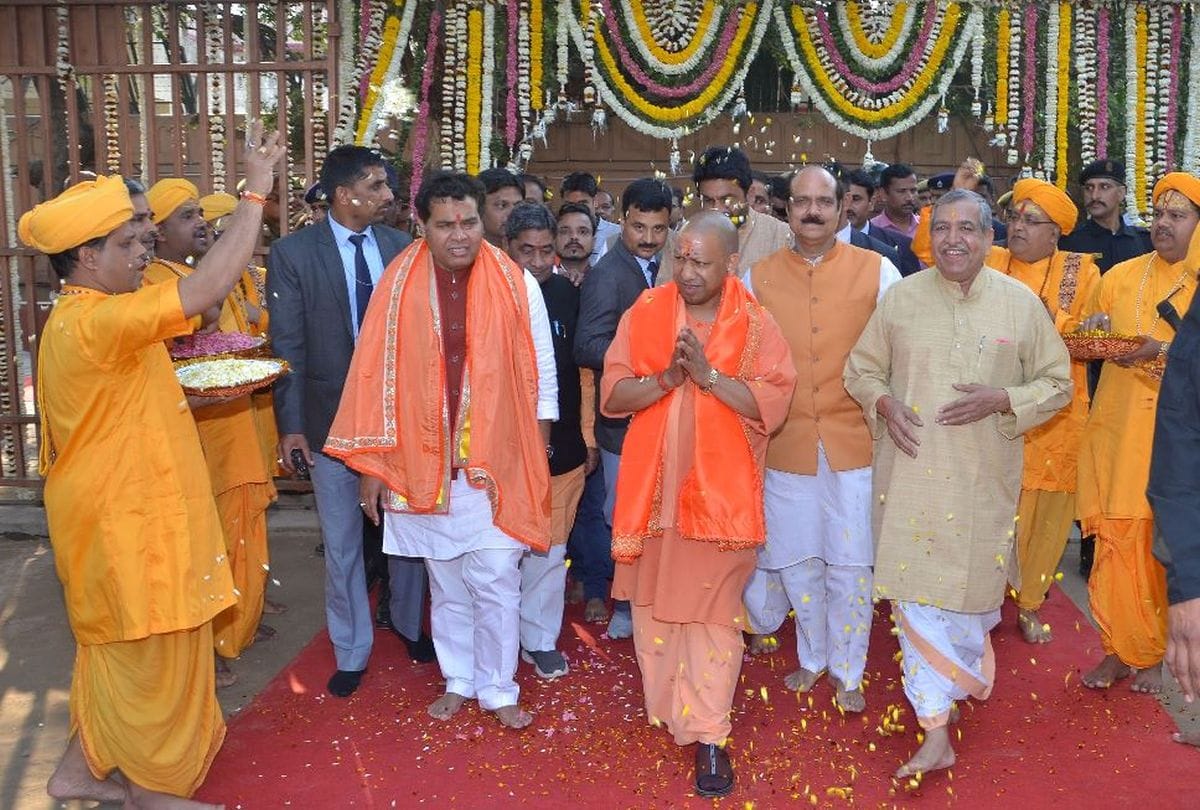 Yogi Adityanath played Holi with Thakur ji in Sri Krishna Janmasthan Mathura