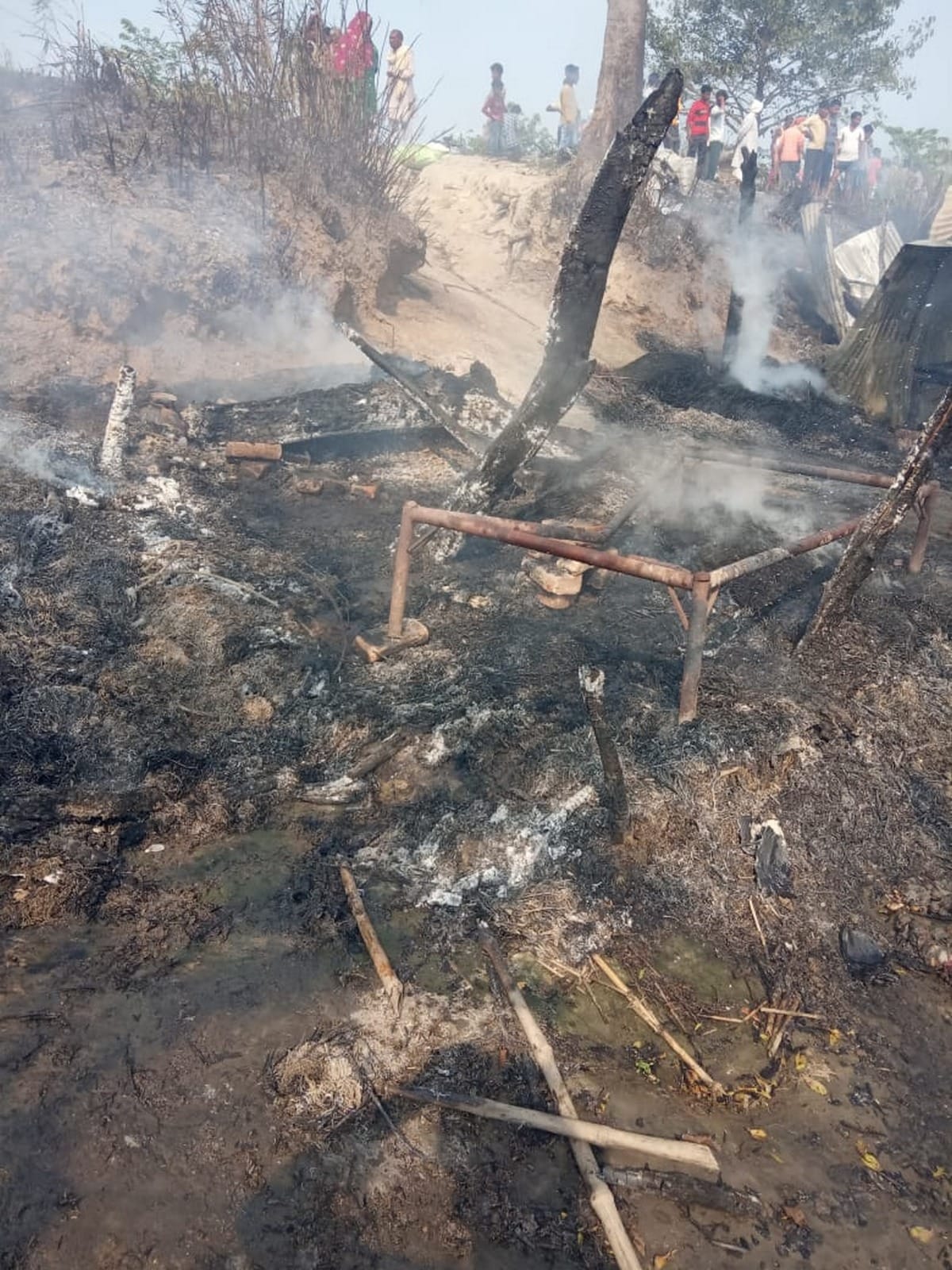 14 huts of six families burnt to ashes in ballia