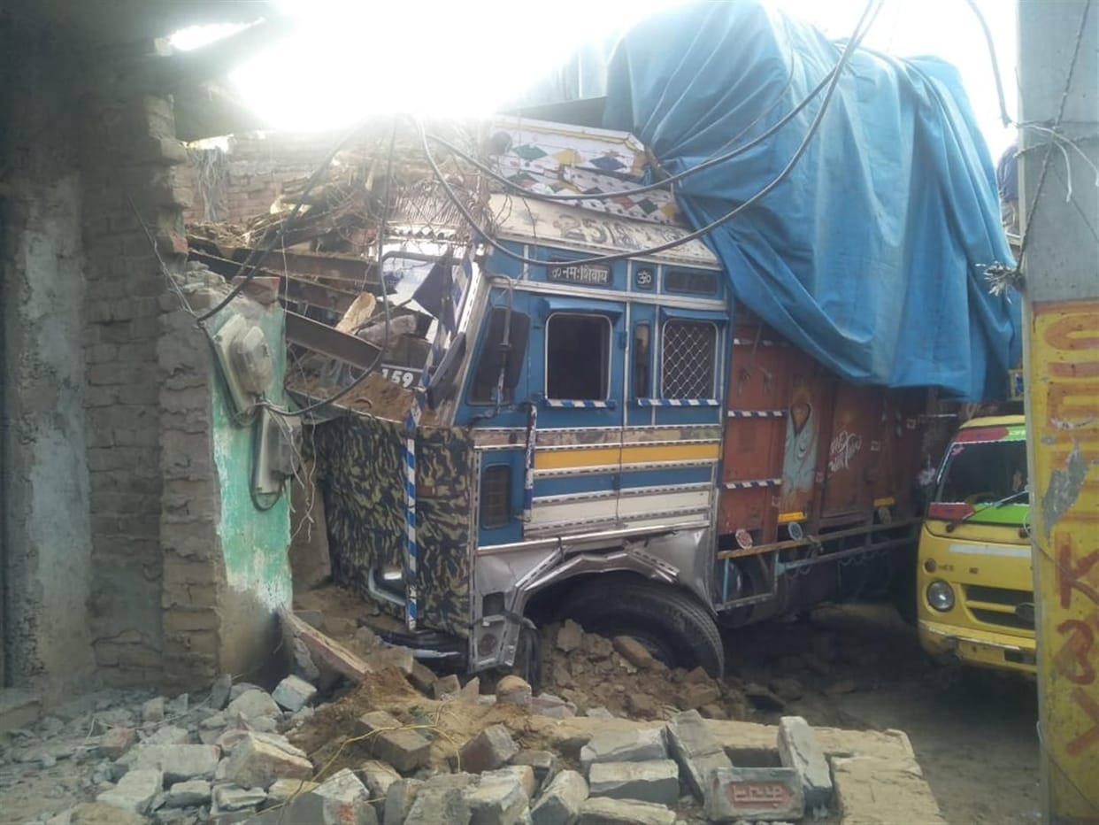 Hathras: Truck rammed into a roadside house, two people injured