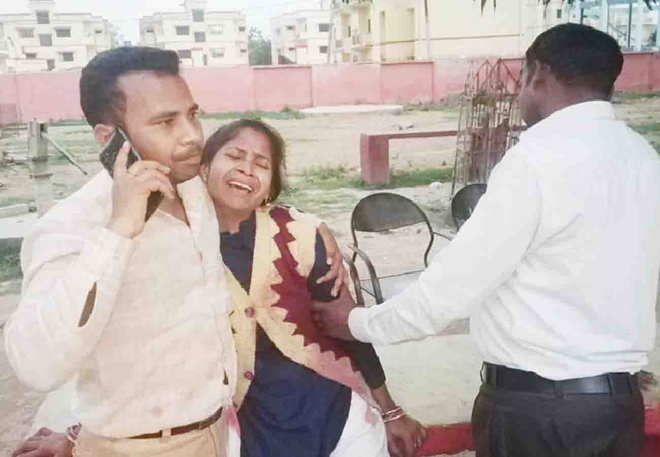 अस्पताल में बिलखती बच्ची की मां अनुष्का, साथ में बच्ची का मामा और पिता