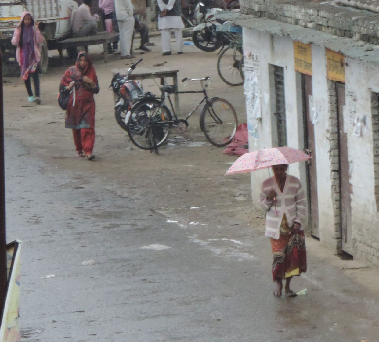 bemausam baarish se mausam ne lee karavat, thand ka ahasaas
