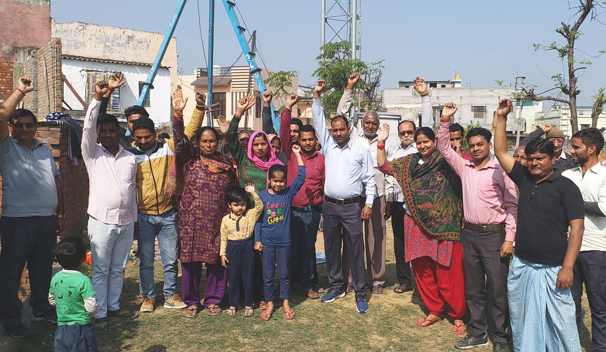 Uproar among the people of Garhwada for installing mobile towers