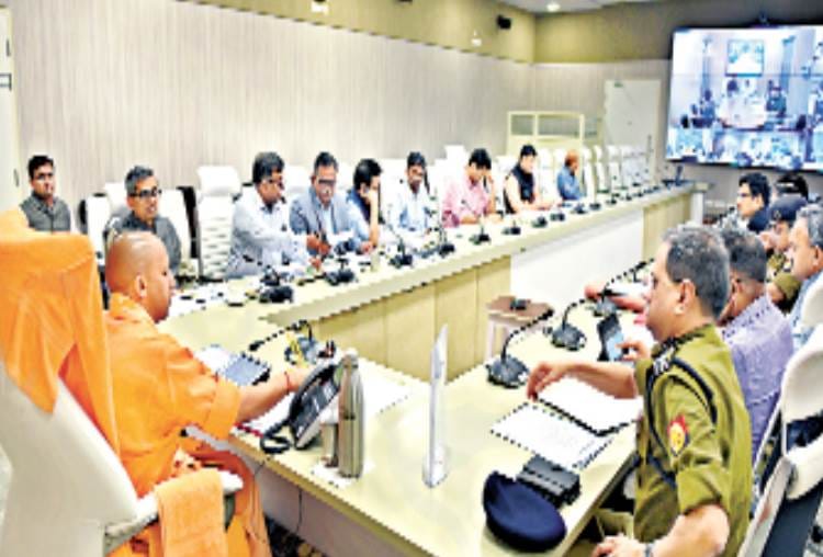 CM Yogi adityanath meeting with field officers for security on Holi