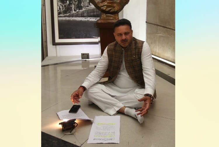 Congress MLA Kuldeep Vats Distributed Memorandum outside Haryana Assembly