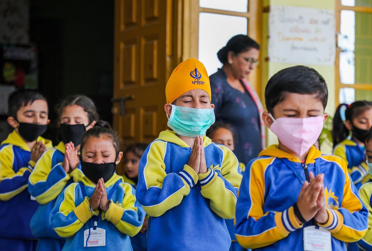 Coronavirus updates in hindi: people wearing mask in india, see pictures
