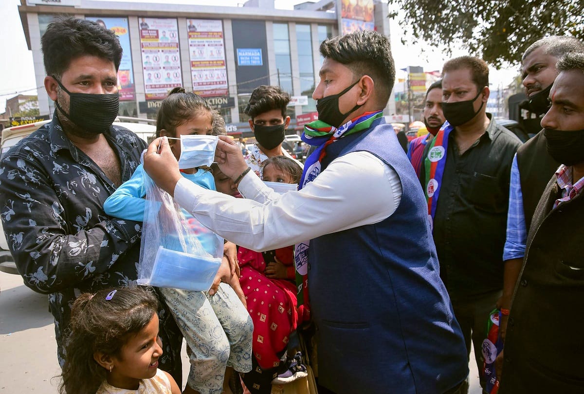 Coronavirus updates in hindi: people wearing mask in india, see pictures