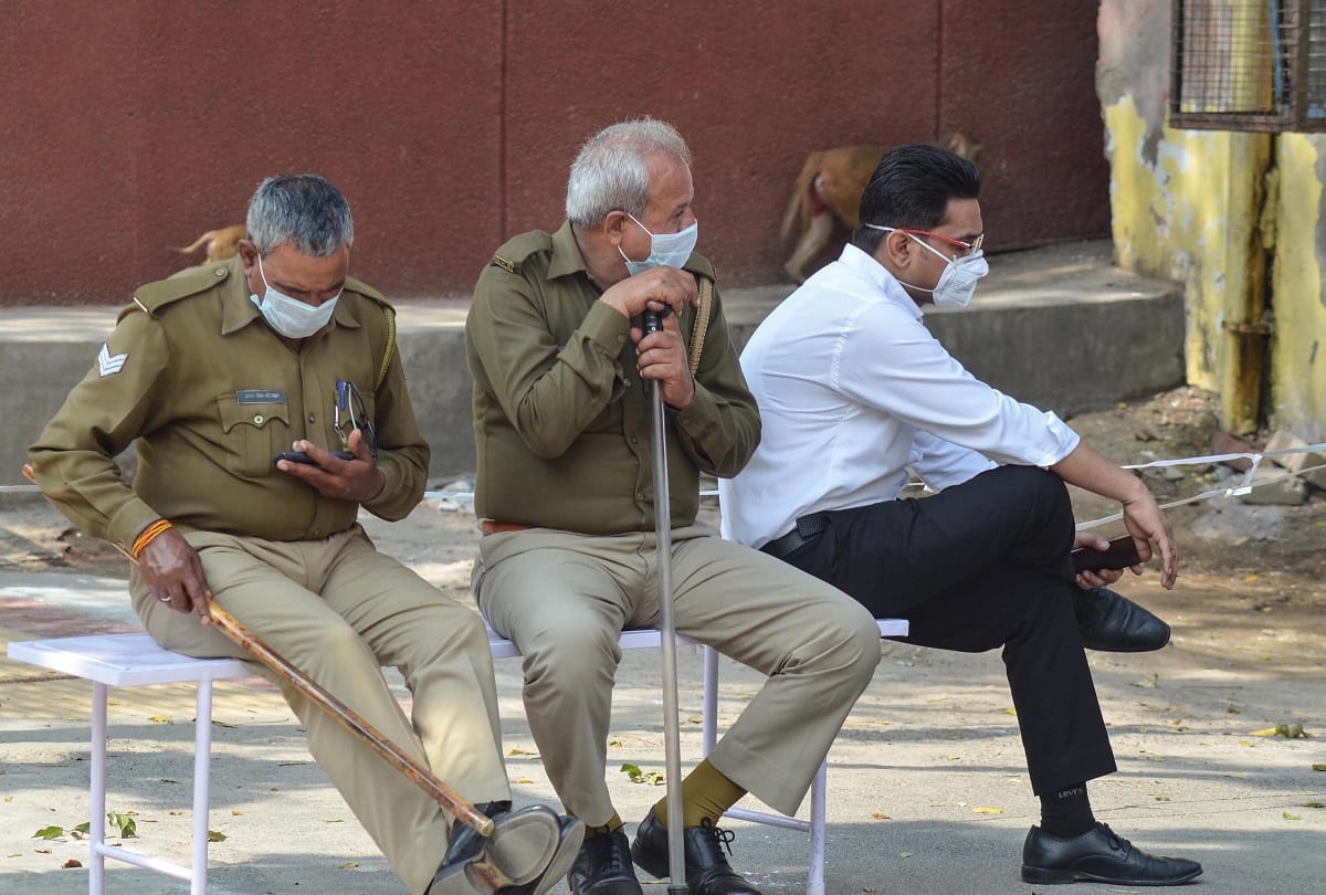 Coronavirus updates in hindi: people wearing mask in india, see pictures