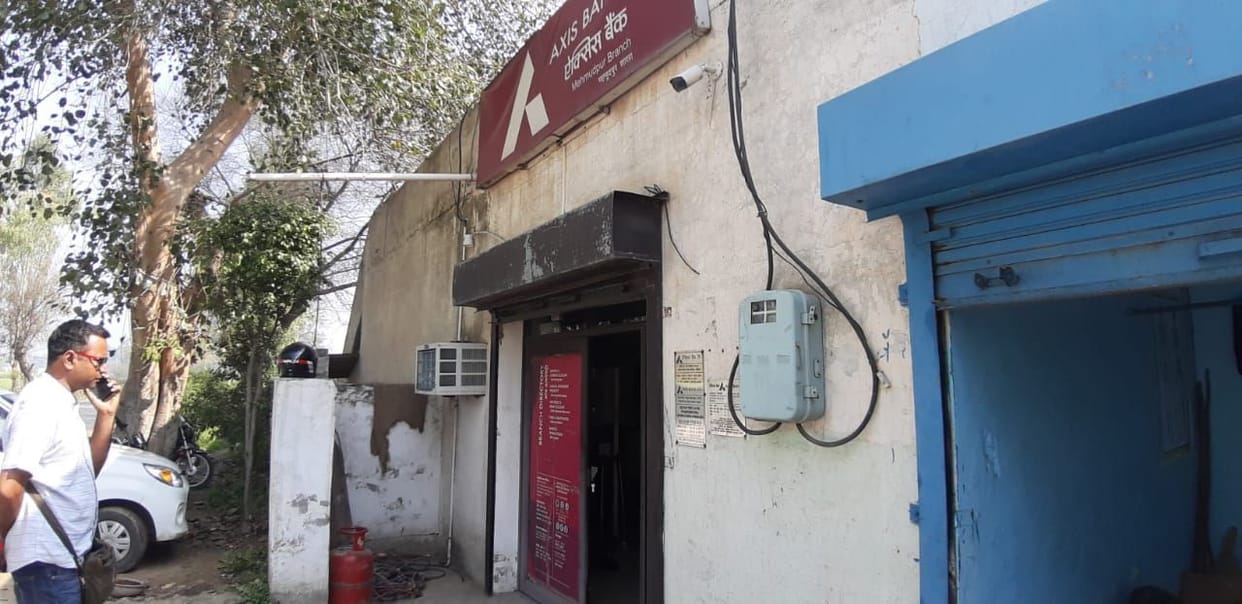 Axis Bank's strong room attempt to steal, could not get cash.