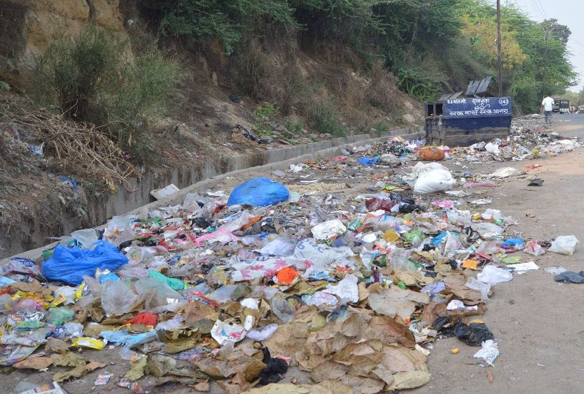 Door To Door Garbage Collection Fails In Agra Before Holi