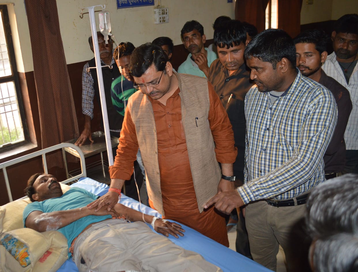 Hathras: Car crushed municipal employees engaged in manhole construction work, condition critical