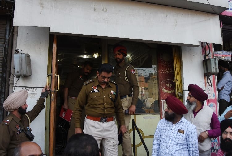 One kg gold looted From Jewelery Shop In Ludhiana of Punjab