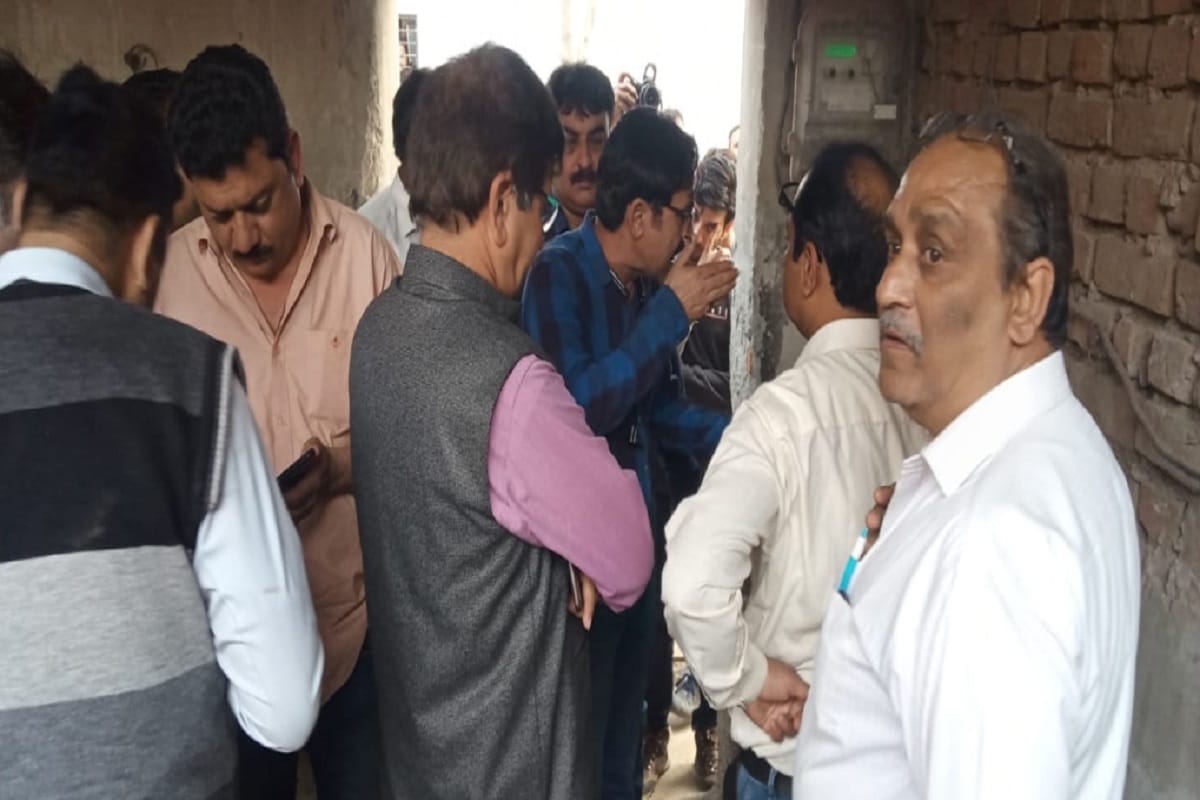 PVVNL's Red team has raided to catch the theft of electricity in a colony of Meerut