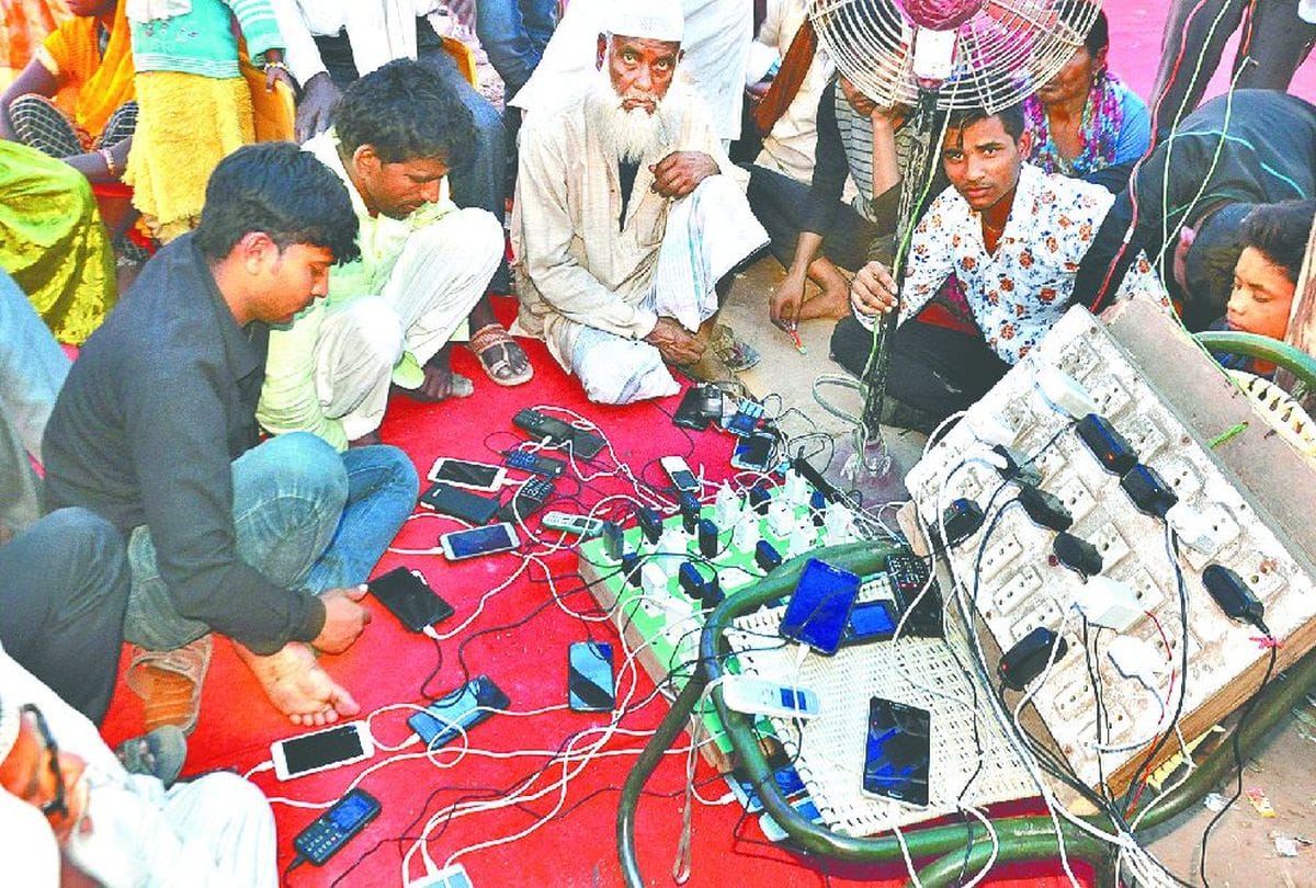 Zaireen Return From Ajmer Sharif Sick In Kothi Meena Bazar