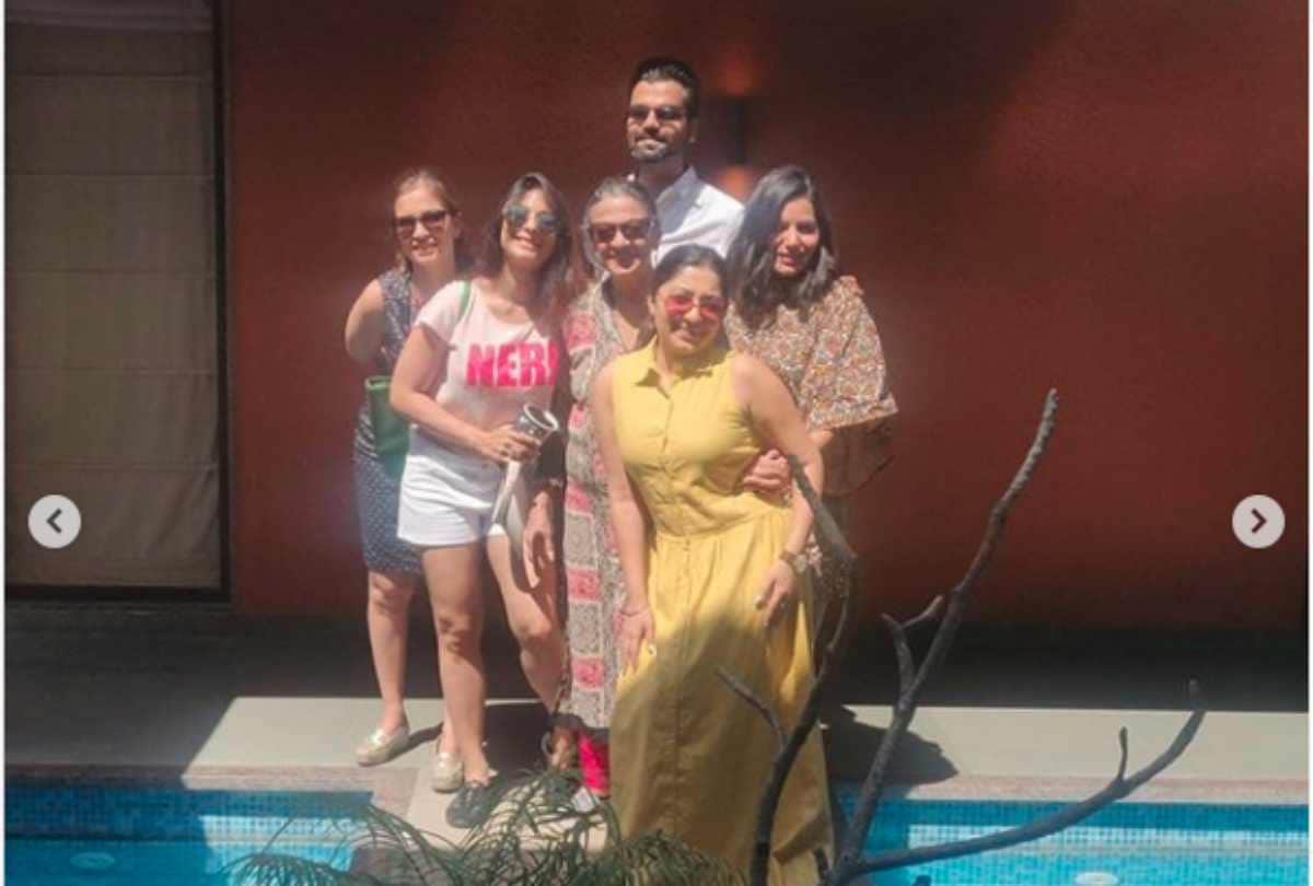 tanishaa mukerji birthday she enjoyed with friends and mother tanuja