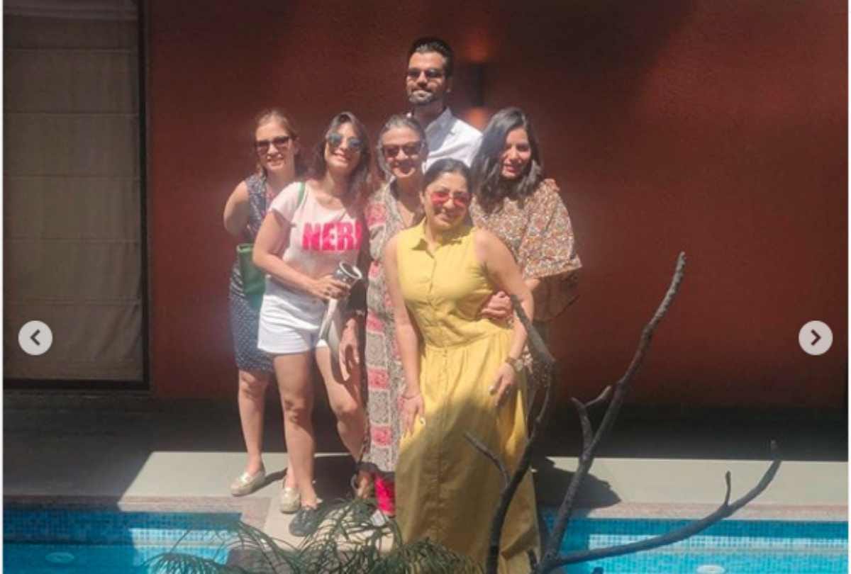 tanishaa mukerji birthday she enjoyed with friends and mother tanuja
