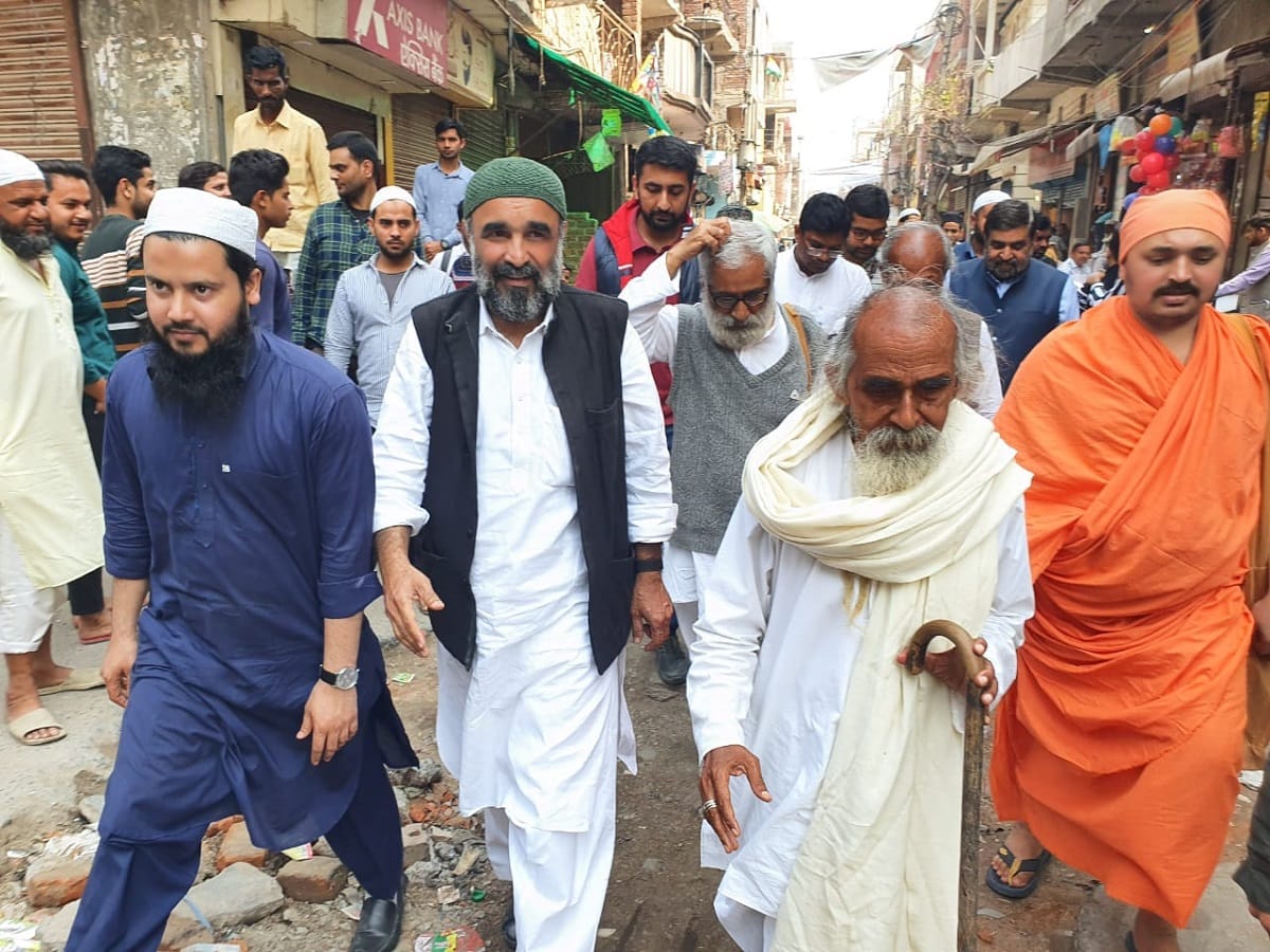 Delhi Violence: Saints Swami sivananda saraswati visits affected areas with Khudai Khidmatgar