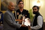 युवा चित्रकार यशवंत सिंह को राष्ट्रपति रामनाथ कोविंद ने सम्मानित किया।