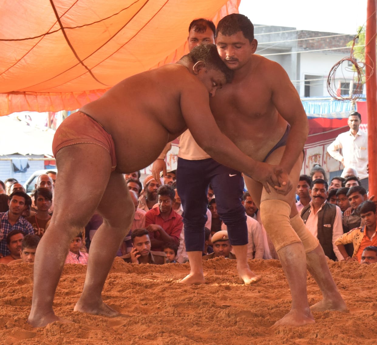Seeing the footsteps of wrestlers, the crowd cheered a lot