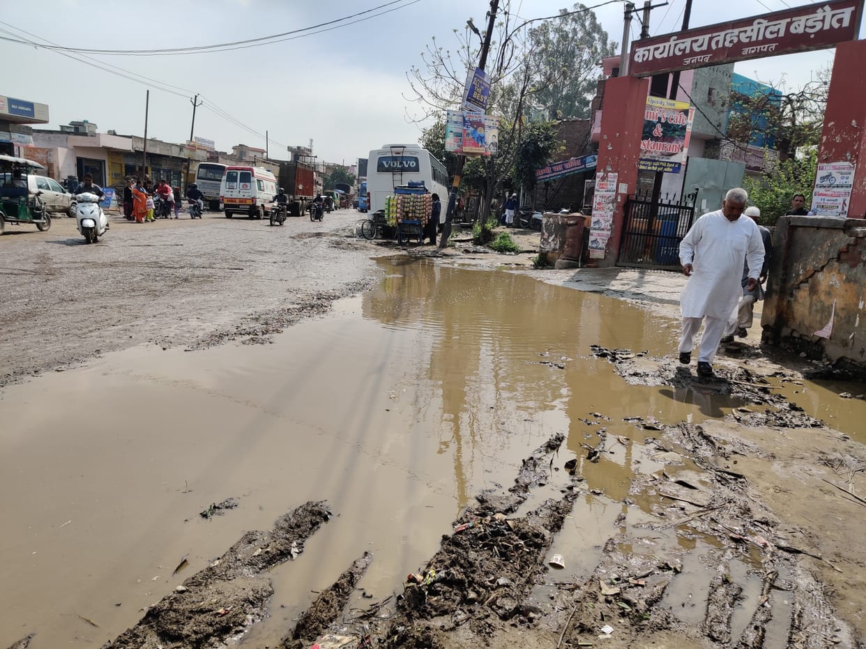 Overload vehicles broke the streets of the city