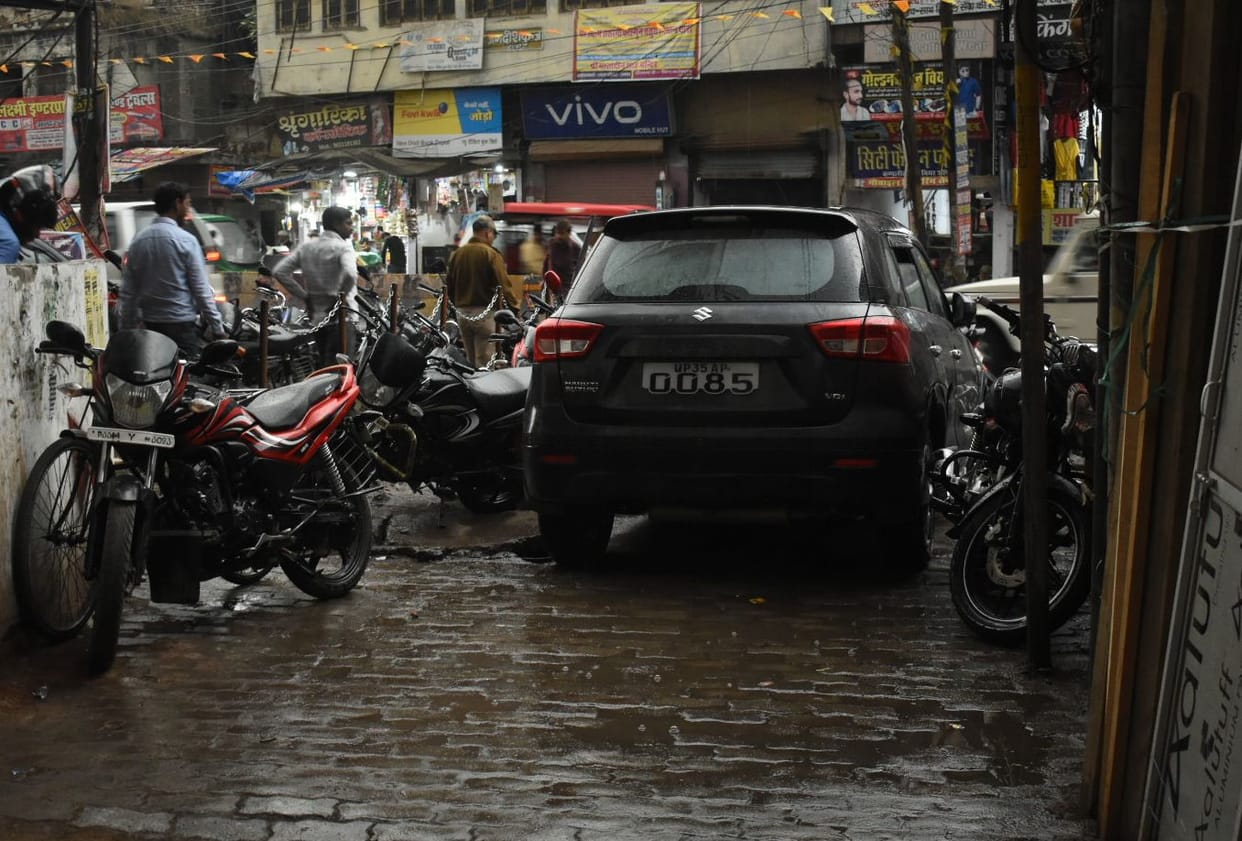 Jamming due to vehicles parked on the road, people upset