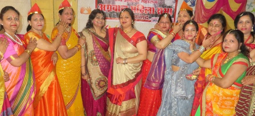 Women danced to the songs of Holi