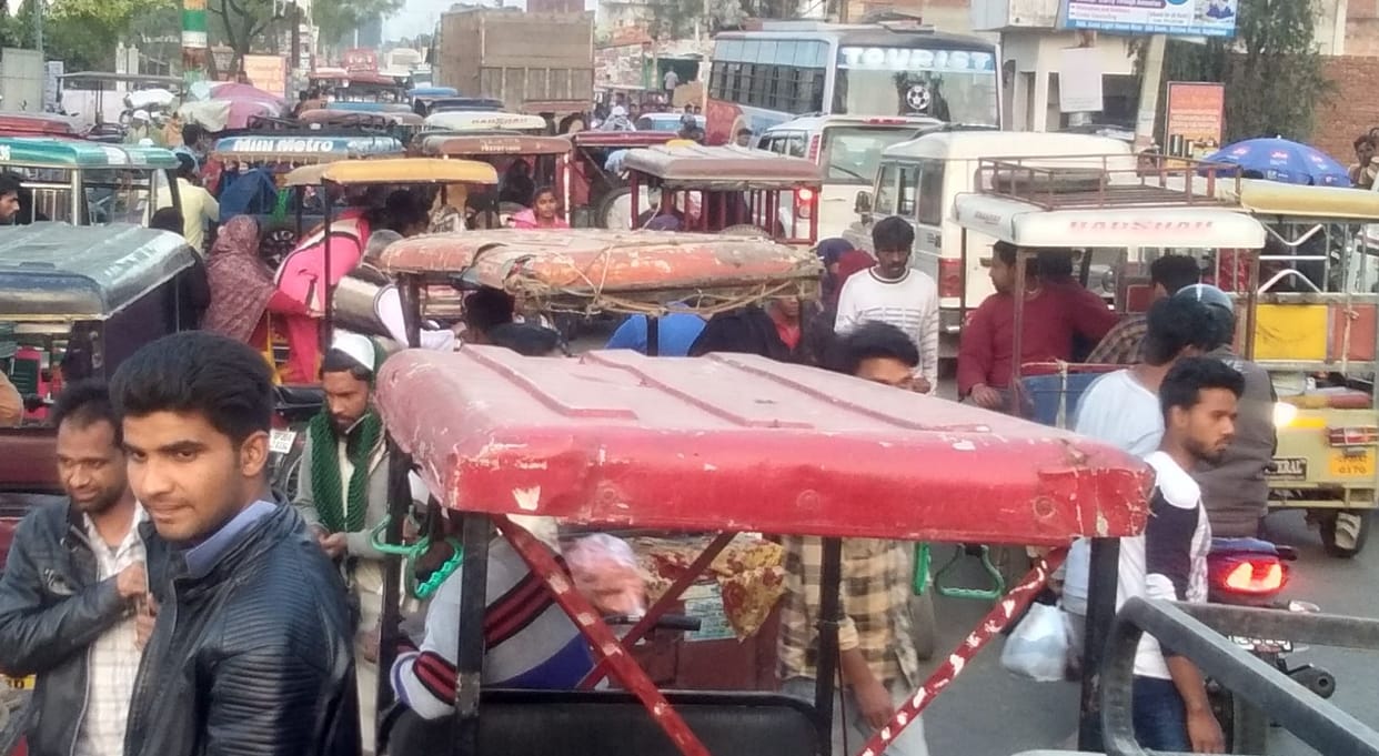 Jammed due to random operation of e-rickshaws