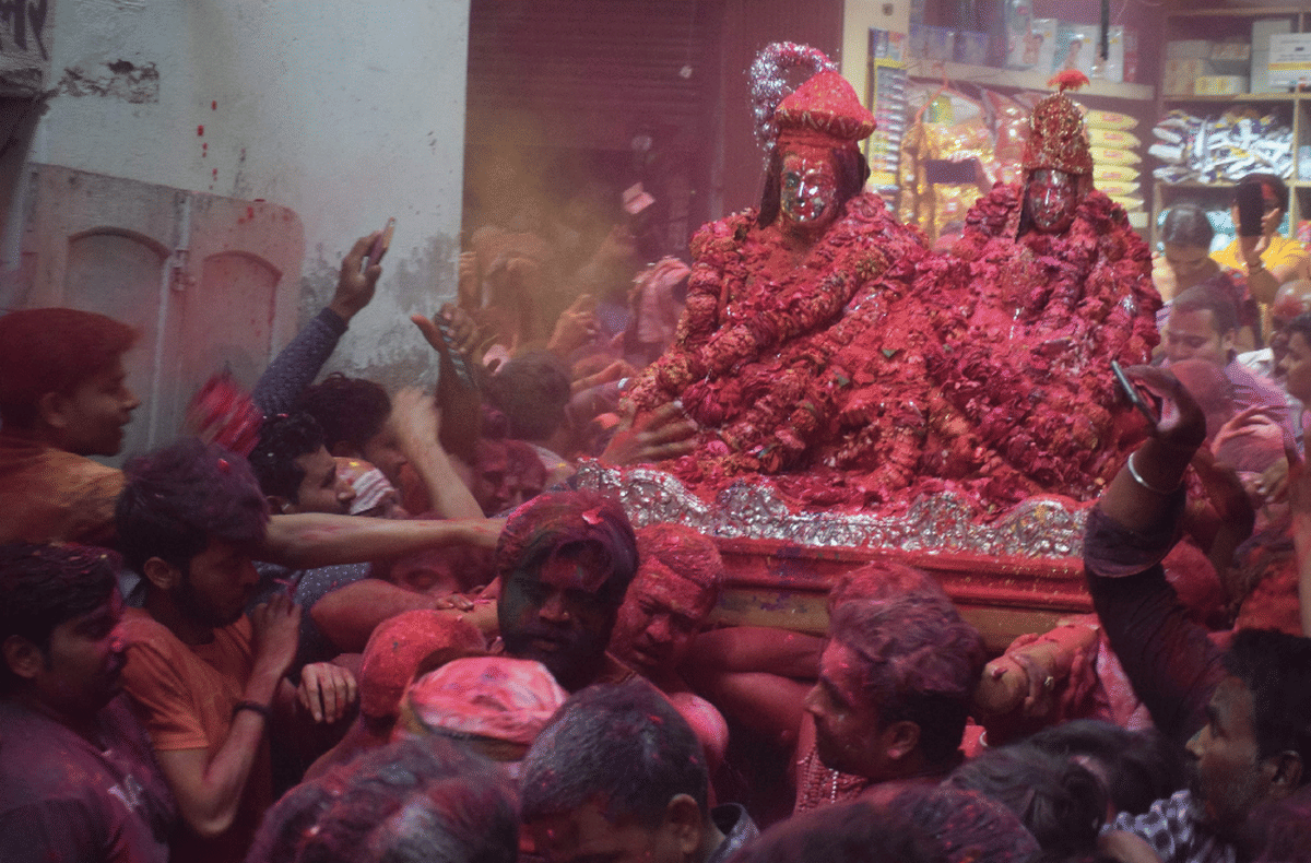 Devotees reach the shelter of Baba Vishwanath for liberation from Corona