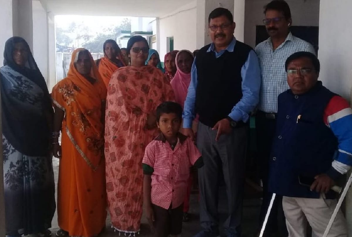 Basic Education Department gave artificial legs to student Santosh Kumar in gorakhpur