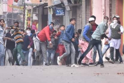 सीएए के विरोध में पत्थरबाजी करते उपद्रवी।