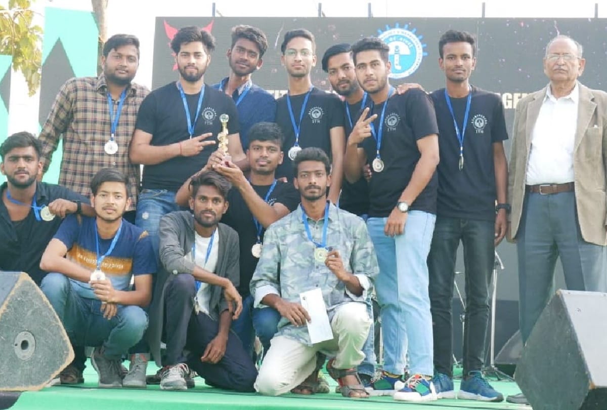 competition Winners awarded in mega fest end in ITM Gida gorakhpur