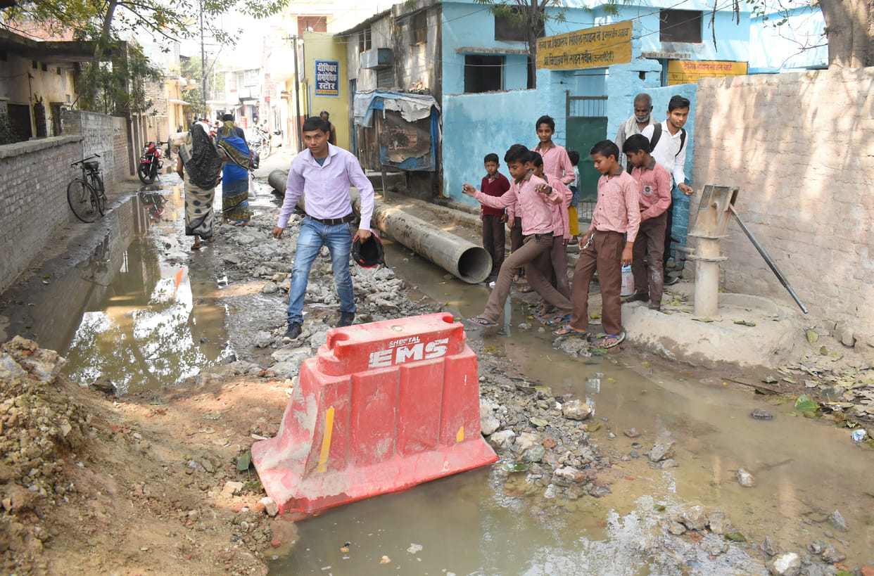 Amrit Yojana: Broken line, waterlogging while laying pipes