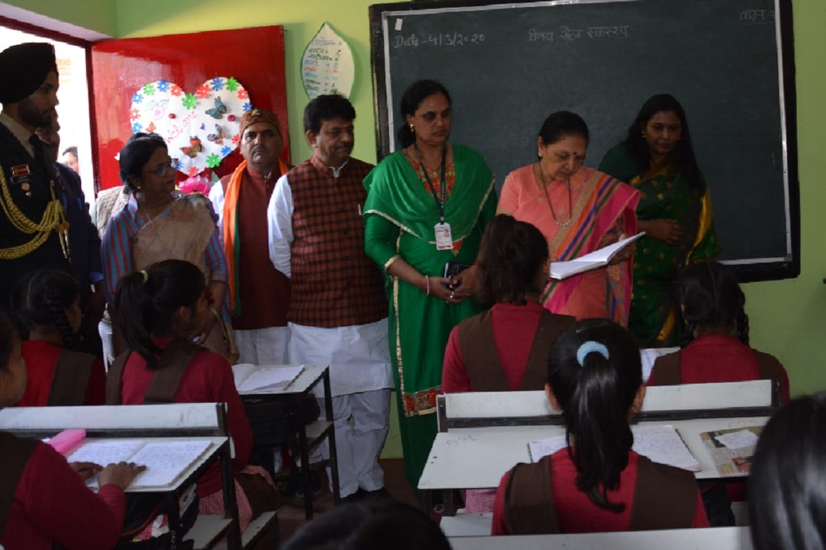Governor Anandiben Patel meet to girl students in a college at Muzaffarnagar