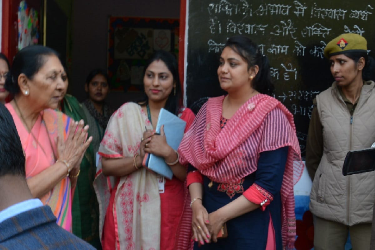 Governor Anandiben Patel meet to girl students in a college at Muzaffarnagar