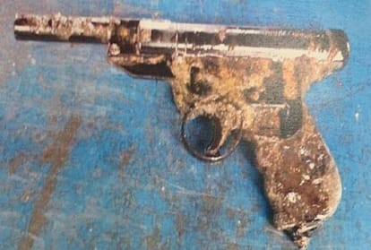 ठाणे में खाड़ी से बरामद की गई पिस्तौल
