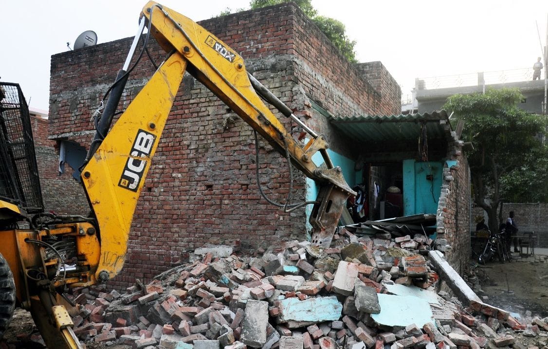 pda demolishes 100 bigha illegal ploting in bhiti demolishes three buildings