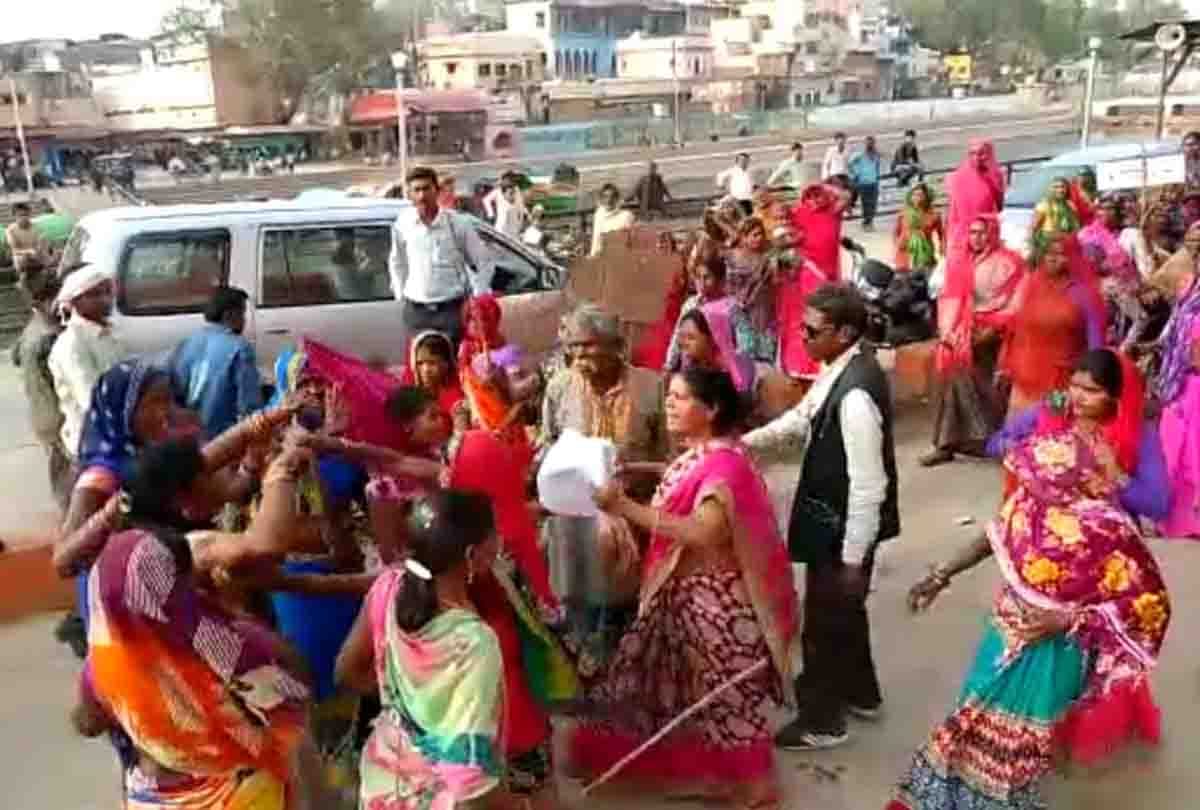 gulabi gang and other groups of women were beaten up in a street fight
