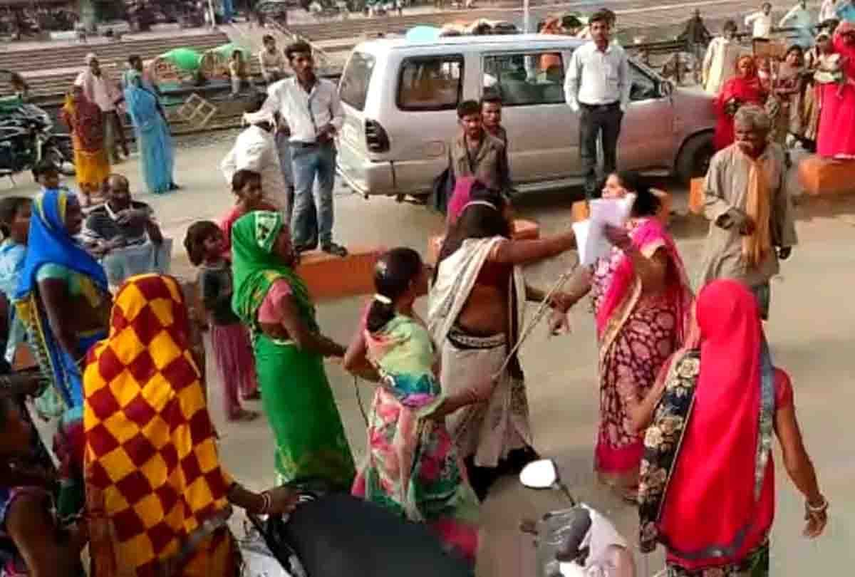 gulabi gang and other groups of women were beaten up in a street fight