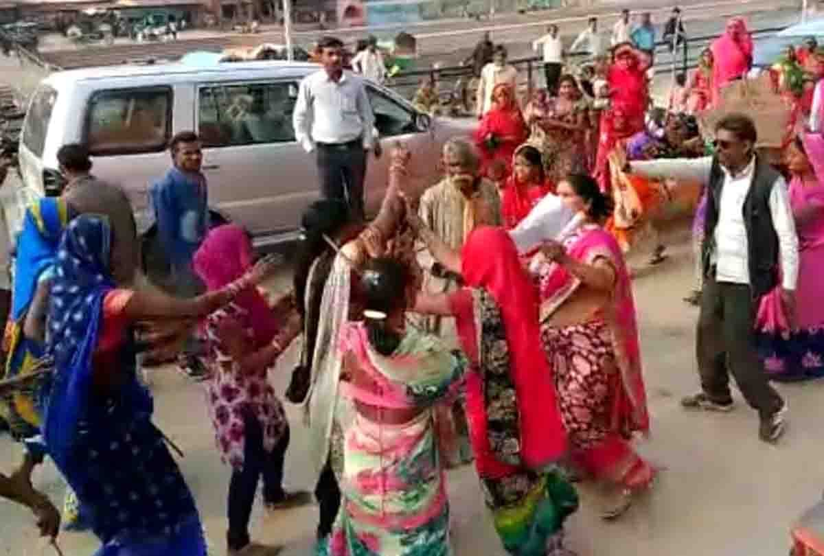 gulabi gang and other groups of women were beaten up in a street fight