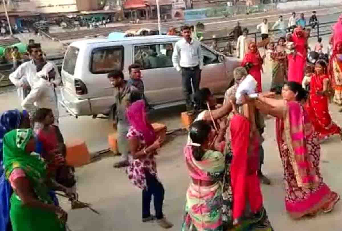 gulabi gang and other groups of women were beaten up in a street fight