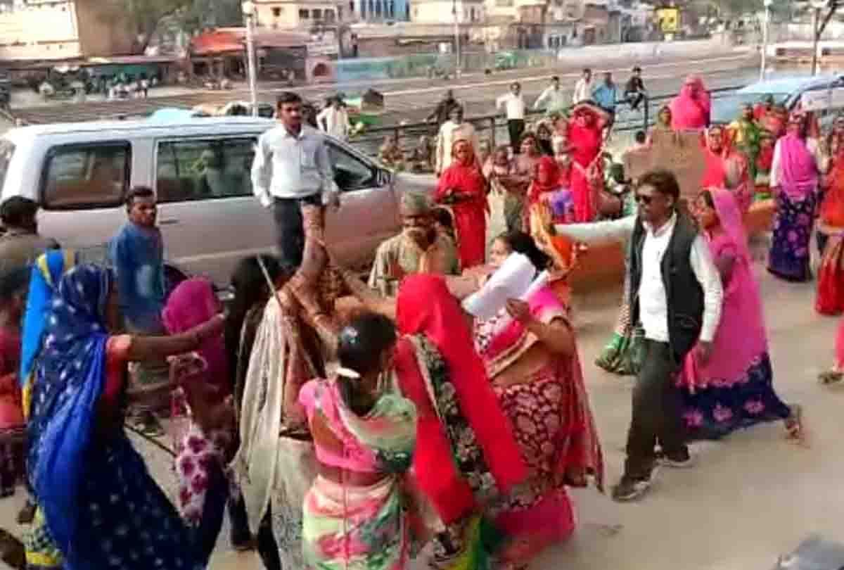 gulabi gang and other groups of women were beaten up in a street fight